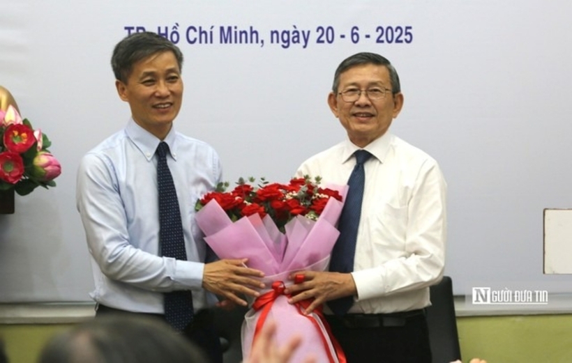 Đồng chí Nguyễn Khánh Ngọc tặng hoa chúc mừng đồng chí Lê Đông Triều.