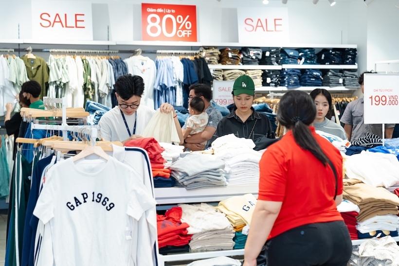 Các gian hàng thời trang luôn tấp nập "chiến thần săn sale" với các mức ưu đãi khủng