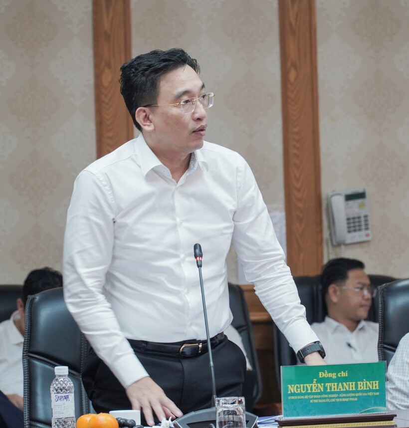 Đồng chí Nguyễn Thanh Bình – Bí thư Đảng ủy, Chủ tịch HĐQT PV GAS  báo cáo tại buổi làm việc