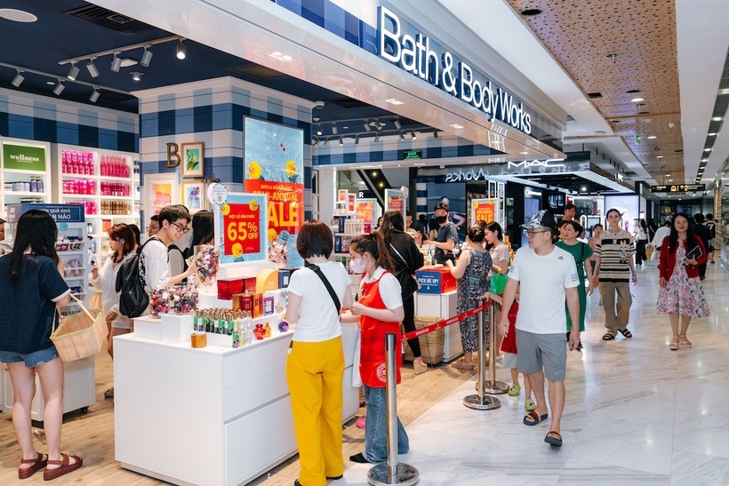 Các quý cô nhanh chóng tậu ngay những bộ mỹ phẩm xịn sò với giá siêu hời