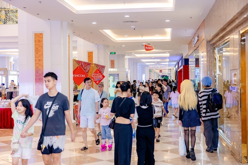 Không khí sôi động tại TTTM Vincom Mega Mall Royal City từ đầu mùa Vincom Red Sale 2025