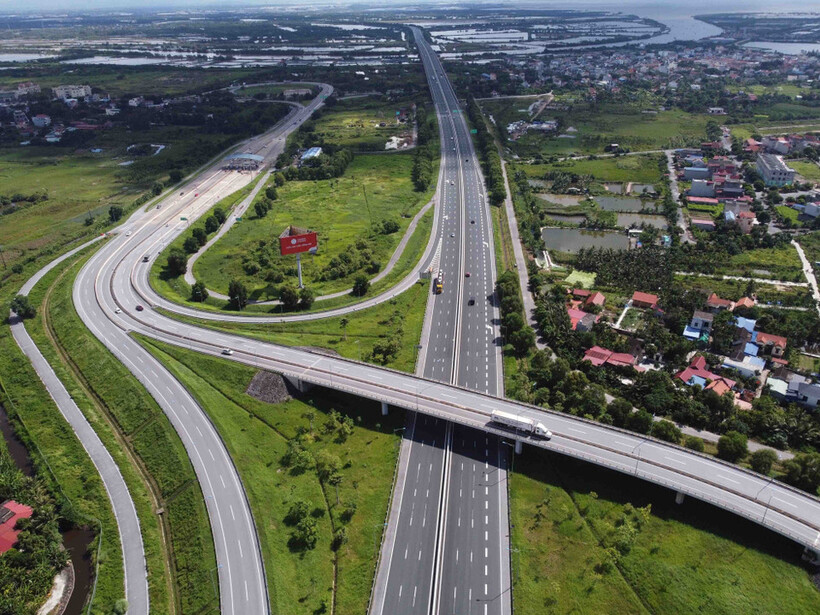 Dương Kinh có hệ thống hạ tầng giao thông phát triển và đang tiếp tục được nâng cấp, mở rộng