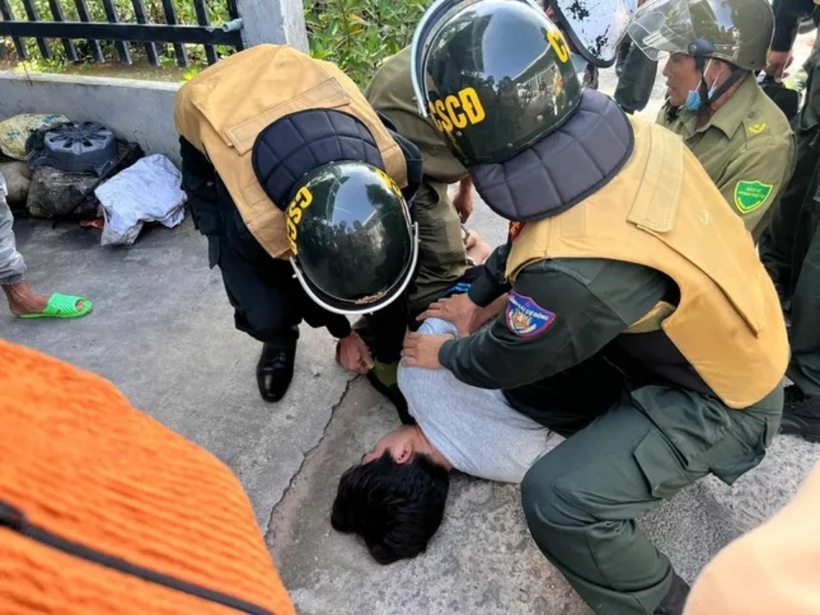 Lực lượng chức năng khống chế, bắt giữ đối tượng Bùi Minh Lợi. Ảnh: Tiền Phong.