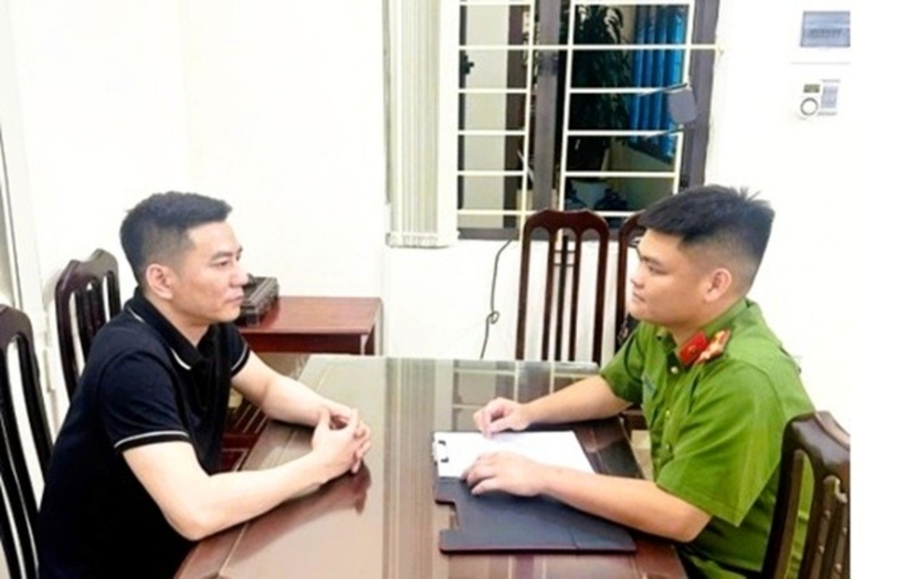 Đối tượng Bùi Khánh Hội tại cơ quan công an. Ảnh: Người Lao Động