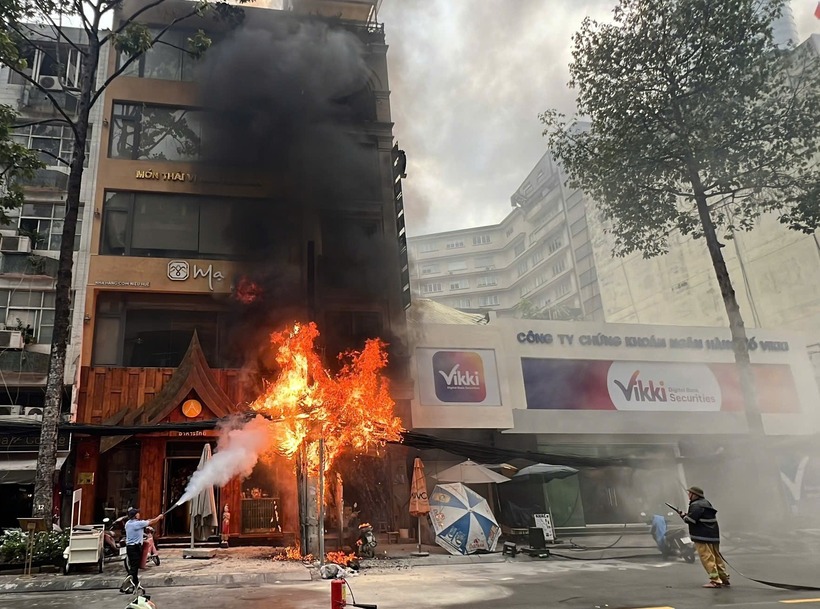 Lửa đỏ rực kèm khói đen nghi ngút. (Ảnh: VNN)