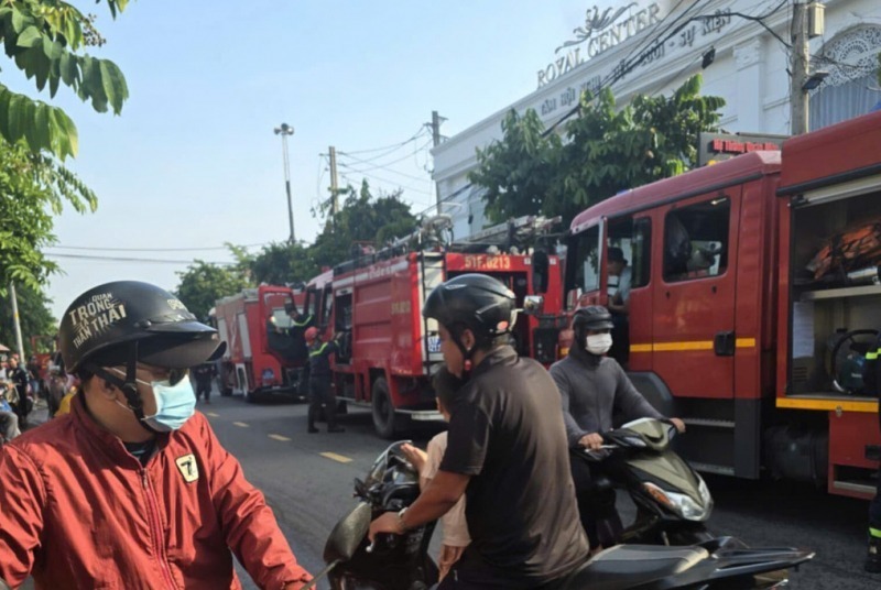 Lực lượng  Cảnh sát PCCC Công an TP.HCM có mặt kịp thời ứng cứu, dập tắt đám cháy tại trung tâm tiệc cưới Royal Center, Hóc Môn. Ảnh: Công an nhân dân.