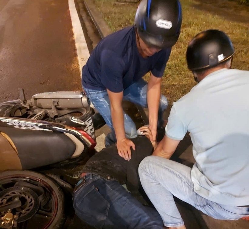 Lực lượng công an khống chế đối tượng Nguyễn Minh Phúc. Ảnh: Trang thông tin điện tử Công an tỉnh Đồng Nai