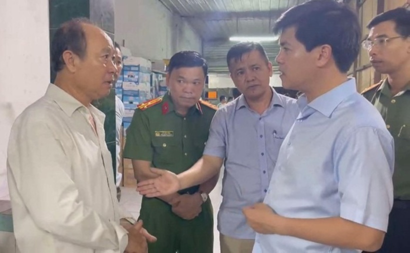 Giám đốc Công an tỉnh Đồng Nai (bên phải) chỉ đạo các Phòng nghiệp vụ của Công an tỉnh nhanh chóng truy xét bắt giữ đối tượng gây án. (Ảnh: Người lao động)