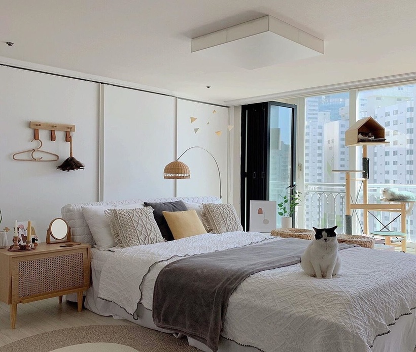 Việc kê giường ngủ tưởng chừng như đơn giản nhưng thực chất lại là yếu tố quan trọng hàng đầu trong thiết kế phòng ngủ, không chỉ ảnh hưởng trực tiếp đến chất lượng giấc ngủ mà còn liên quan đến dòng chảy phong thủy, sức khỏe thể chất và cả trạng thái tinh thần lâu dài của gia chủ.