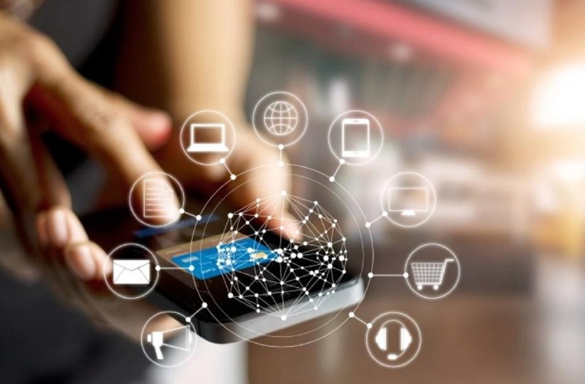 Chỉ với vài thao tác trên điện thoại hoặc máy tính, bạn có thể dễ dàng mở tài khoản ngân hàng online mà không cần phải đến trực tiếp quầy giao dịch. Ảnh minh họa