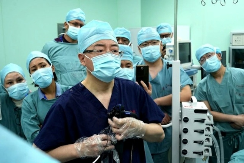 Ê kíp bác sĩ đã sử dụng "kỹ thuật kết hợp kẹp đôi" để lấy thìa ra. Ảnh: QQ.