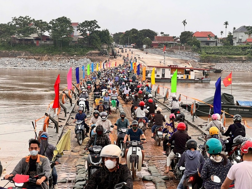 Người dân di chuyển vượt sông Hồng trên cầu phao Phong Châu. (Ảnh: Dân Việt)