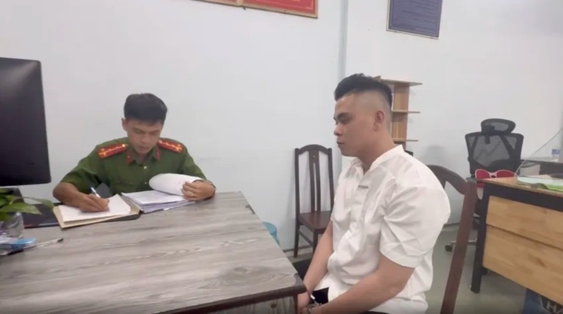 Đối tượng Tưởng Chí Huy thời điểm bị bắt khẩn cấp. Ảnh: PLO.