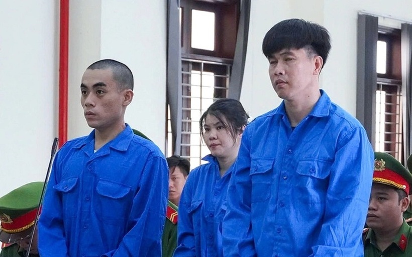 Bị cáo Quyên (đứng giữa). Ảnh: Tuổi Trẻ