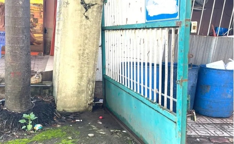 Hình ảnh cửa cổng ký túc xá bị trộm phá hỏng. (Ảnh: Tiền phong)