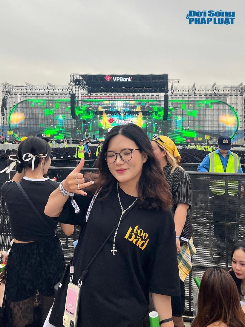 Thuỳ Trang cùng các bạn có mặt tại sân Vận động Mỹ Đình từ 12h để có được vị trí đẹp nhất