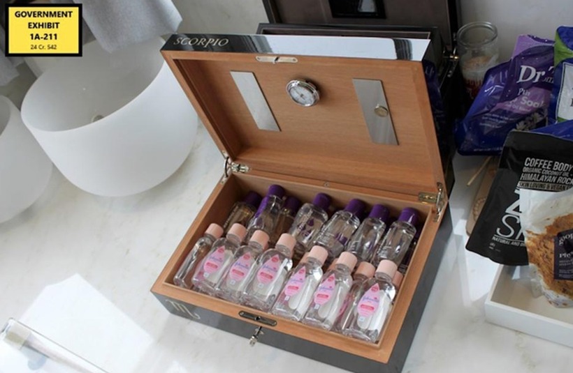 Dầu trẻ em và chất bôi trơn được cất gọn trong hộp đựng đắt tiền. Ảnh: Bộ Tư pháp Mỹ.