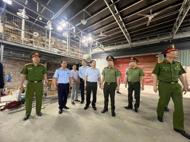 Trung tướng Nguyễn Thanh Tùng, Giám đốc Công an thành phố Hà Nội dẫn đầu đoàn công tác kiểm tra thực tế hoạt động sản xuất kinh doanh và công tác đấu tranh chống hàng lậu, hàng giả, gian lận thương mại, xâm phạm quyền sở hữu trí tuệ và vi phạm về an toàn thực phẩm trên địa bàn xã La Phù. (Ảnh: An ninh Thủ đô)
