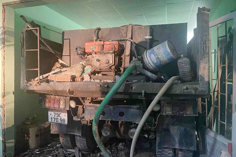 Xe tải bất ngờ lao vào quán cà phê ở TP Nha Trang. Ảnh: Vietnamnet.