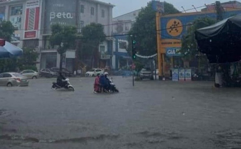 Theo Lao động, ngập úng tại nhiều tuyến phố trên địa bàn TP Thái Nguyên xuất phát từ hệ thống thoát nước cũ kĩ, được xây dựng từ hàng chục năm trước. Nhiều tuyến phố cống nhỏ, xuống cấp, không đáp ứng được khi mưa lớn kéo dài. Đồng thời, tốc độ đô thị hóa nhanh khiến ao hồ, ruộng trũng, diện tích thấm nước tự nhiên ngày càng thu hẹp. Các hạng mục vỉa hè, mặt đường bị bê tông hóa gây quá tải cho cống thoát.