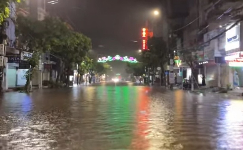 Dân trí cho hay, trên mạng xã hội đêm qua xuất hiện nhiều bài đăng "kêu cứu" của người dân khi mưa lớn gây ngập nặng trong đêm, đúng thời điểm người dân đang ngủ, không kịp trở tay. Để kịp thời ứng cứu, hỗ trợ người dân bị mắc kẹt, nhiều cá nhân, nhóm cộng đồng tại Thái Nguyên cũng công khai số điện thoại, chuẩn bị sẵn xuồng cứu hộ để giải cứu.