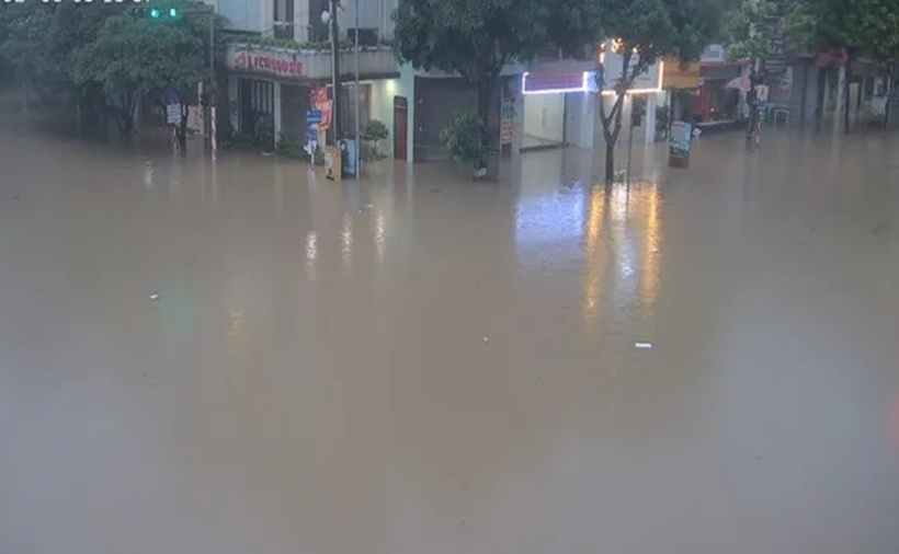 Một số tuyến phố như Minh Cầu, Hoàng Gia, Thịnh Đán, khu ĐH Thái Nguyên, Sư phạm, TP.Thái Nguyên ngập từ 40 đến 70cm. Tại thành phố Sông Công, mưa lớn cũng gây ngập lụt tại một số điểm ở xã Bá Xuyên, Bình Sơn, Thắng Lợi.