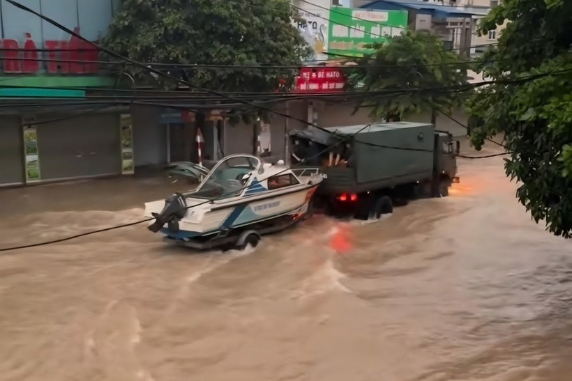 Để kịp thời ứng cứu, hỗ trợ người dân bị mắc kẹt, nhiều cá nhân, nhóm cộng đồng tại Thái Nguyên cũng công khai số điện thoại, chuẩn bị sẵn xuồng cứu hộ để giải cứu.