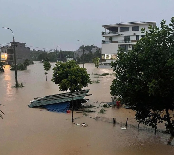 Mưa lớn gây ngập sâu ở TP Thái Nguyên sáng 21/6. (Ảnh: Báo Thái Nguyên)