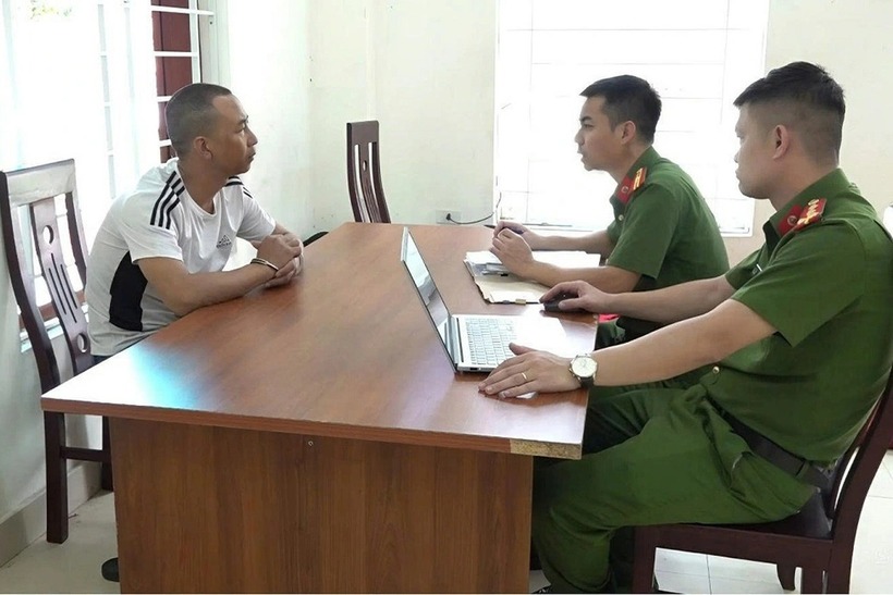 Đối tượng Vũ Anh Tuấn tại cơ quan công an. Ảnh: Báo Dân trí.