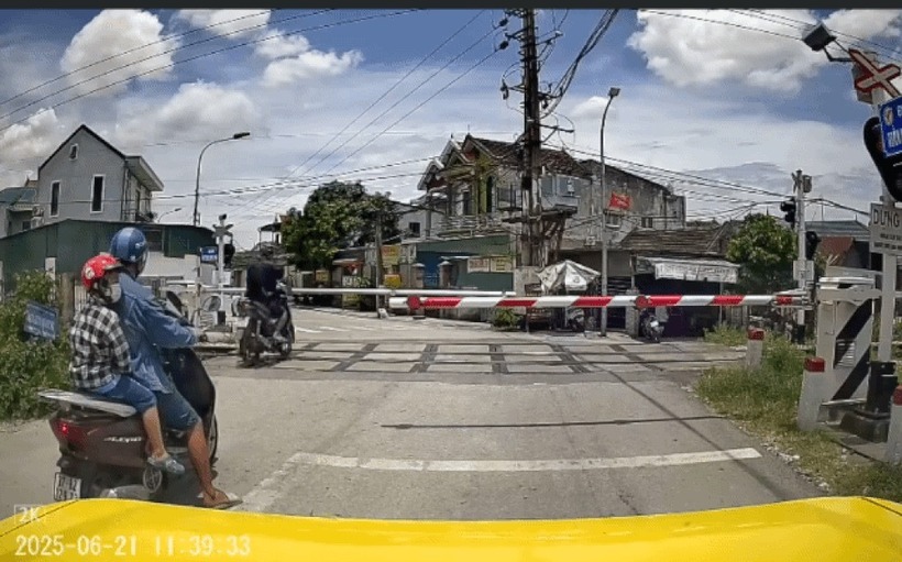 Khoảnh khắc vụ tai nạn. Ảnh: Dân Trí