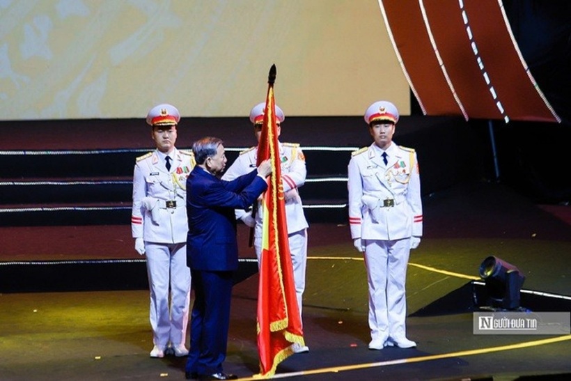 Tổng Bí thư Tô Lâm trao tặng Huân chương Hồ Chí Minh cho Báo chí Cách mạng Việt Nam.