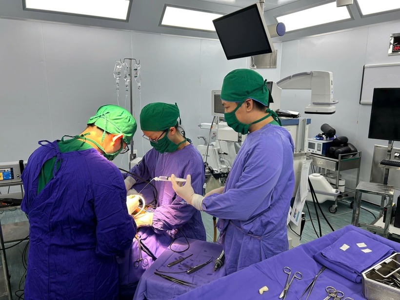 Ê kíp bác sĩ tiến hành lấy dị vật và xử trí tổn thương não. Ảnh: Sức khoẻ & Đời sống.