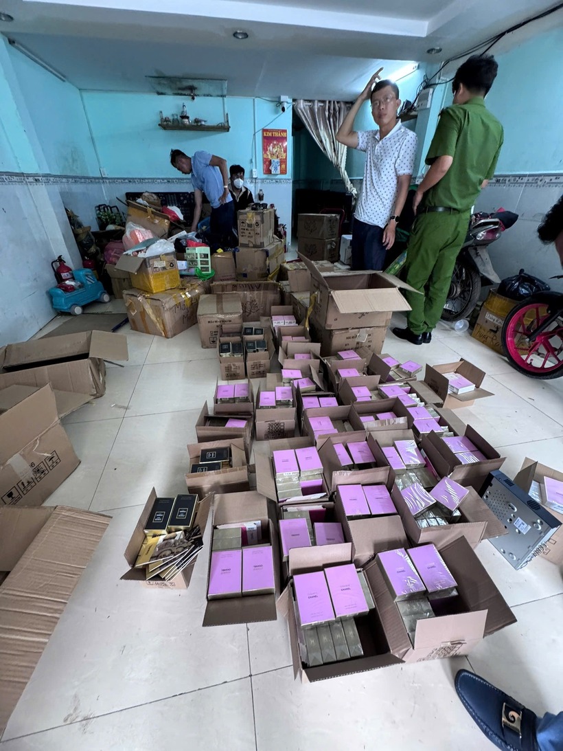Công an khám xét kho chứa hàng nước hoa giả.