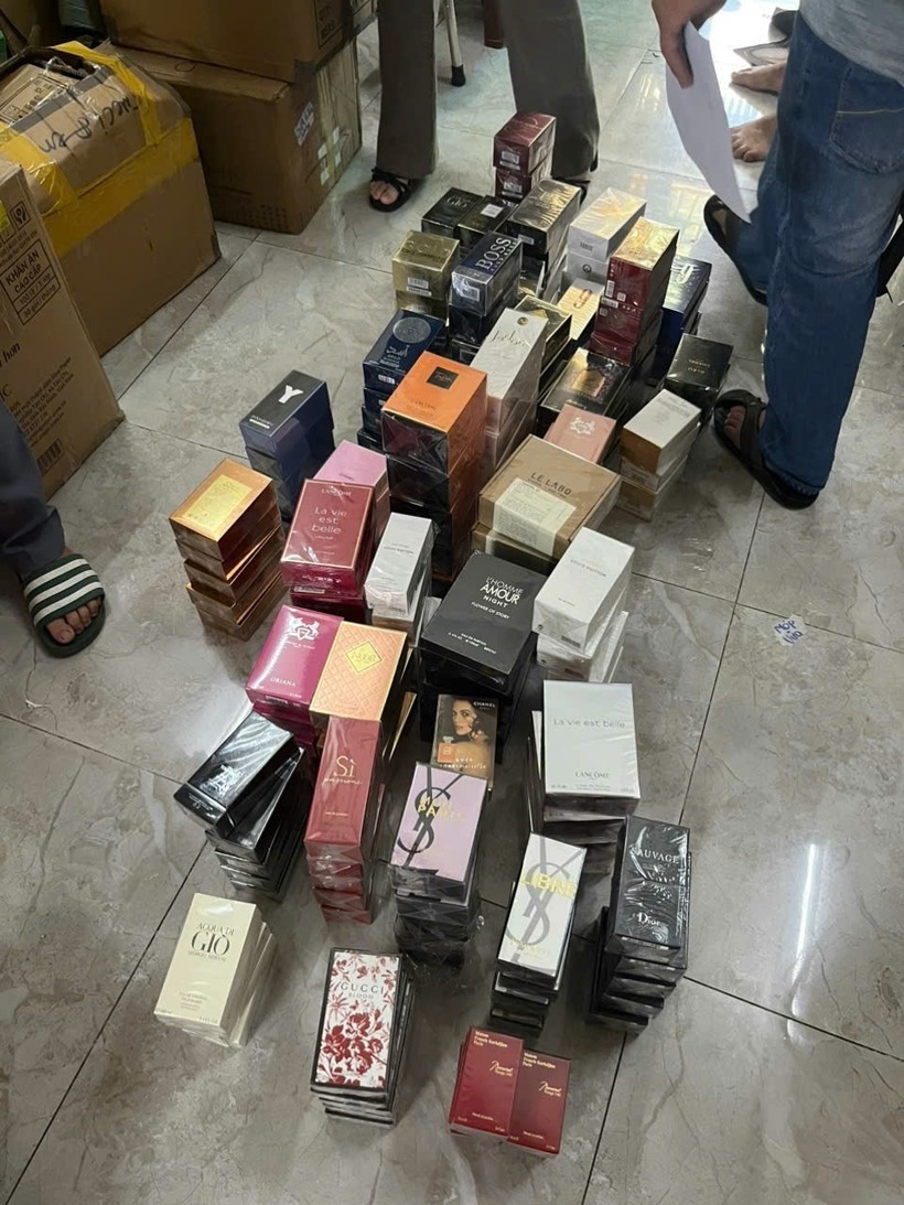 Các chai nước hoa mang nhãn Chanel, Dior, Bvlgari...giả