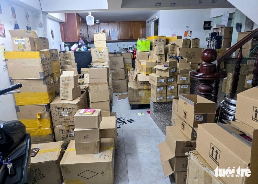 Cận cảnh kho hàng chứa 10.000 chai nước hoa Chanel, Bvlgari, Dior... giả tại TP.HCM - 12