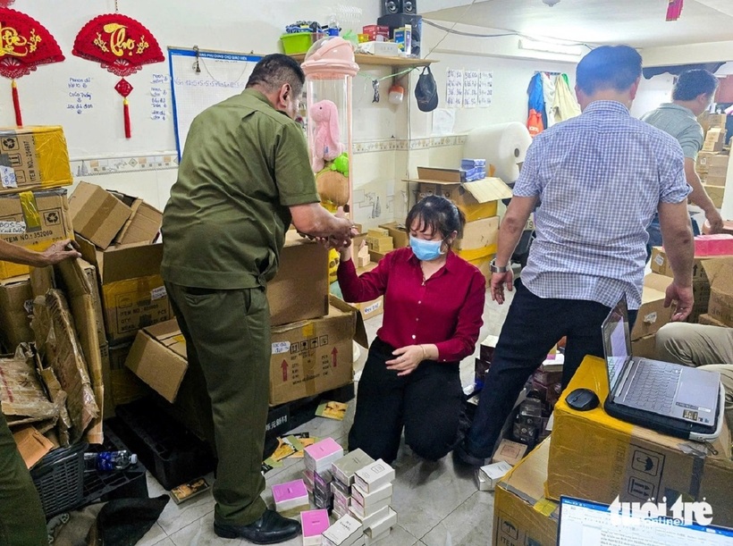 Lực lượng chức năng kiểm đếm, phân loại từng thùng nước hoa giả các thương hiệu nổi tiếng