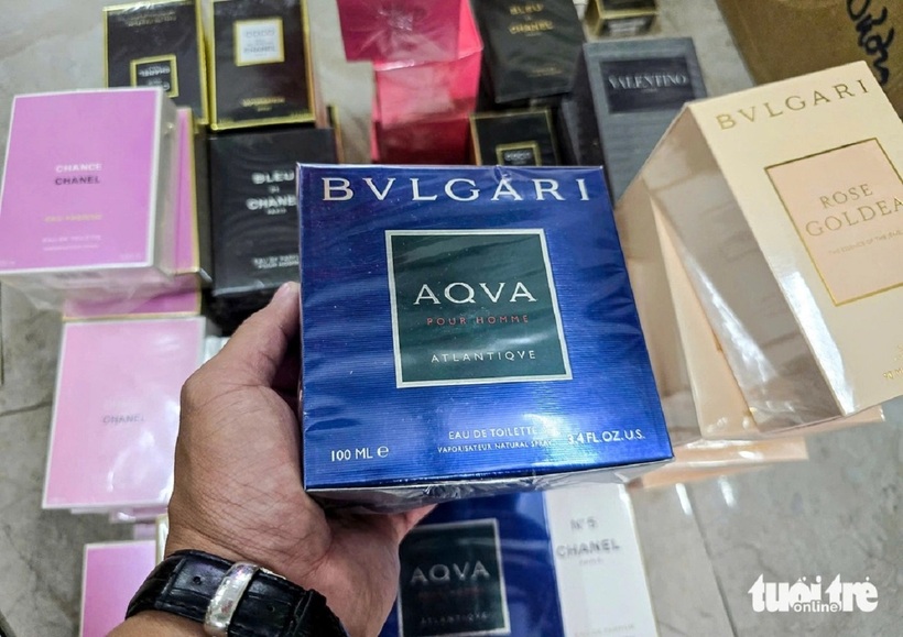 Cận cảnh kho hàng chứa 10.000 chai nước hoa Chanel, Bvlgari, Dior... giả tại TP.HCM - 6