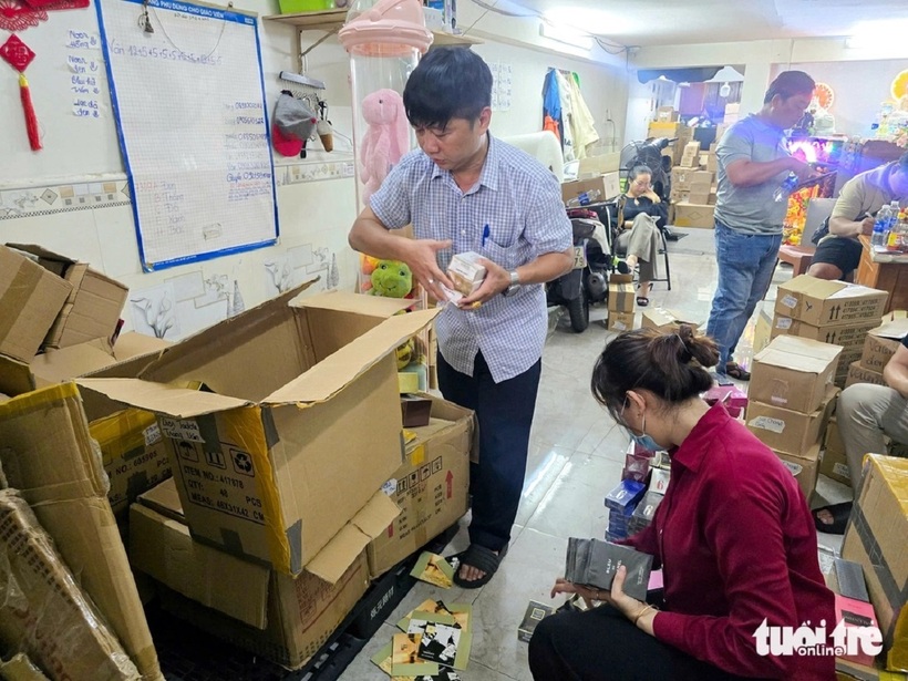 Cận cảnh kho hàng chứa 10.000 chai nước hoa Chanel, Bvlgari, Dior... giả tại TP.HCM - 9