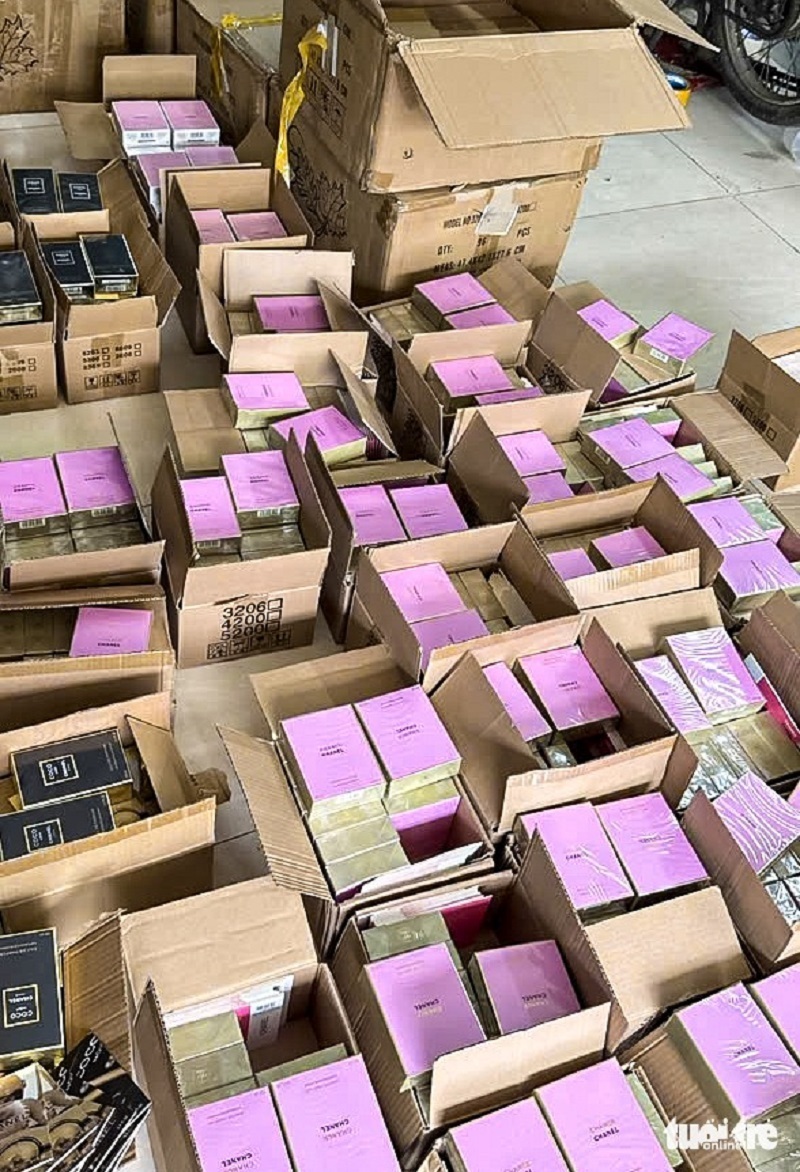 Cận cảnh kho hàng chứa 10.000 chai nước hoa Chanel, Bvlgari, Dior... giả tại TP.HCM - 13