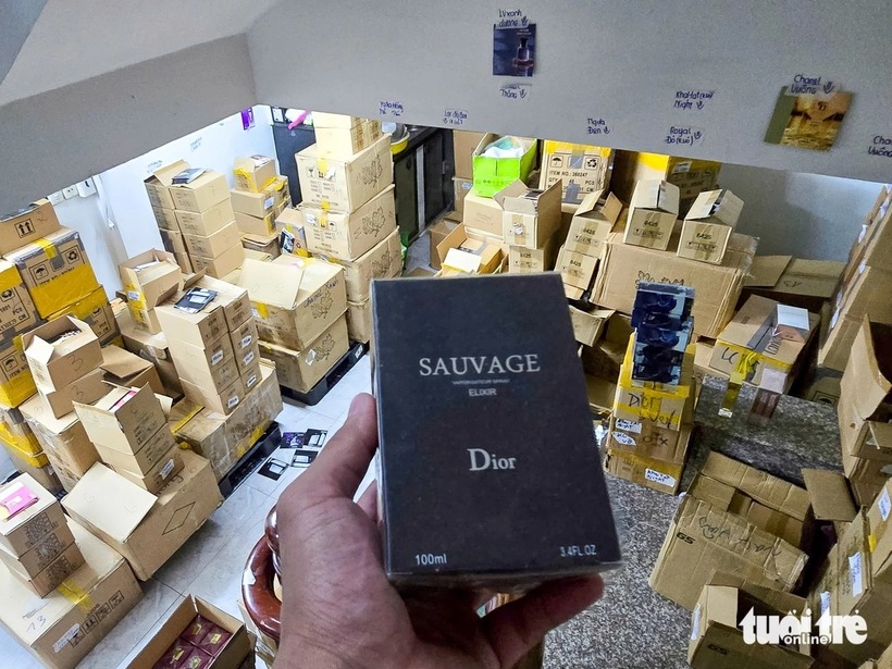 Cận cảnh kho hàng chứa 10.000 chai nước hoa Chanel, Bvlgari, Dior... giả tại TP.HCM