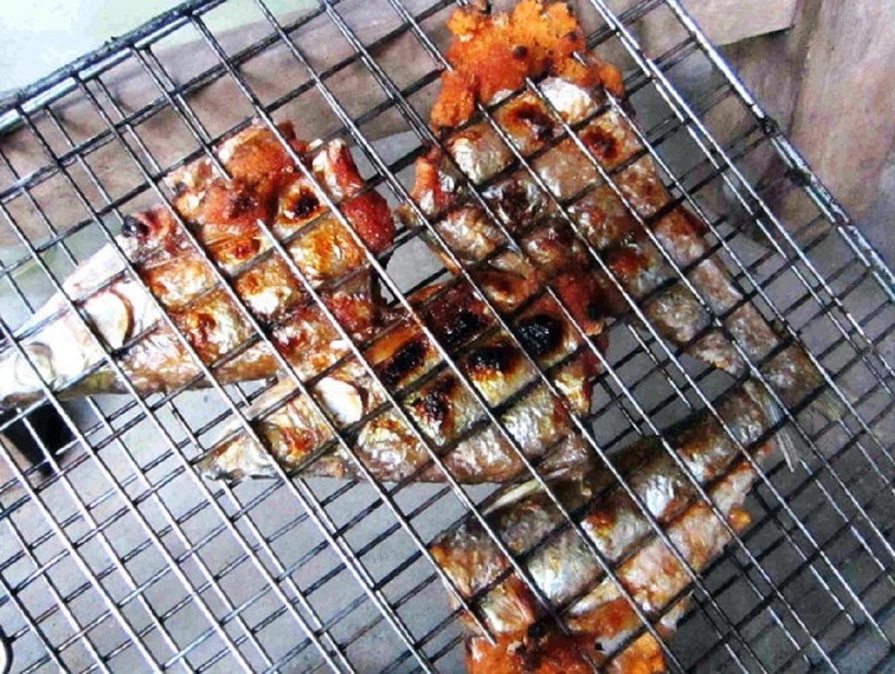 Cá nướng ở Ao Châu. Ảnh: Tuổi Trẻ