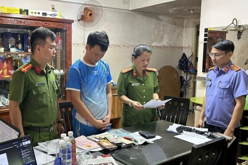 Công an khám xét nơi ở của Nguyễn Minh Trí. Ảnh: Pháp Luật TP.HCM