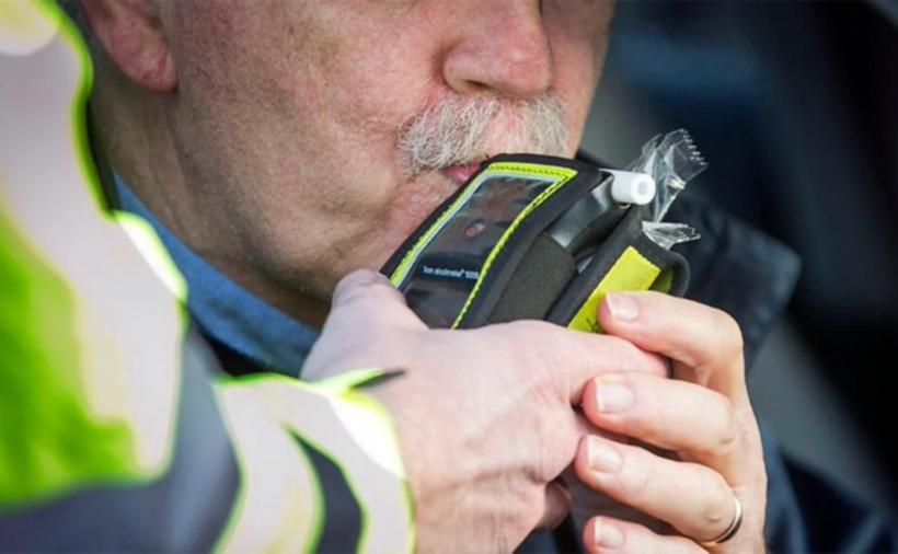 Một tài xế 70 tuổi, sau khi bị phát hiện lái xe trong tình trạng say xỉn, đã chửi bới, dọa giết thậm chí thả ong tấn công cảnh sát. Ảnh minh hoạ.