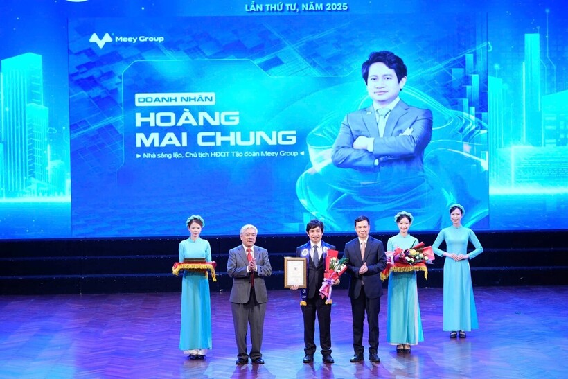 Ông Hoàng Mai Chung – Chủ tịch HĐQT Meey Group nhận giải thưởng doanh nhân tiên phong đổi mới sáng tạo và chuyển đổi số trong kỷ nguyên vươn mình của đất nước