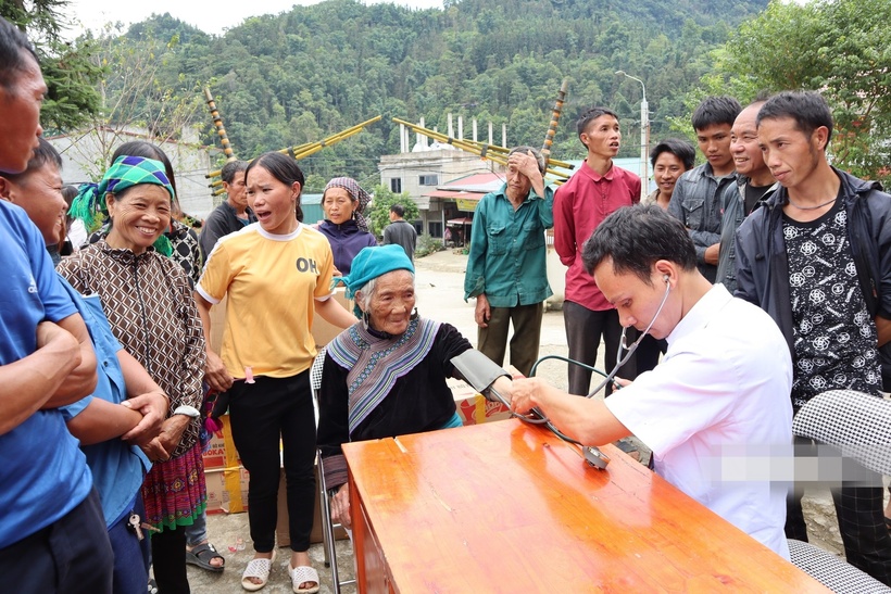 ThS.BS Nguyễn Ngọc An, Khoa Khám bệnh, Bệnh viện E khám bệnh miễn phí cho người dân trong một chuyến thiện nguyện năm 2024.