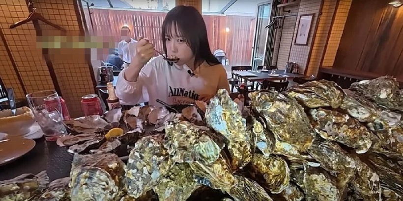 Cô đã ăn hết 12kg hàu, mỗi con to bằng nắm tay. Ảnh: Saostar.