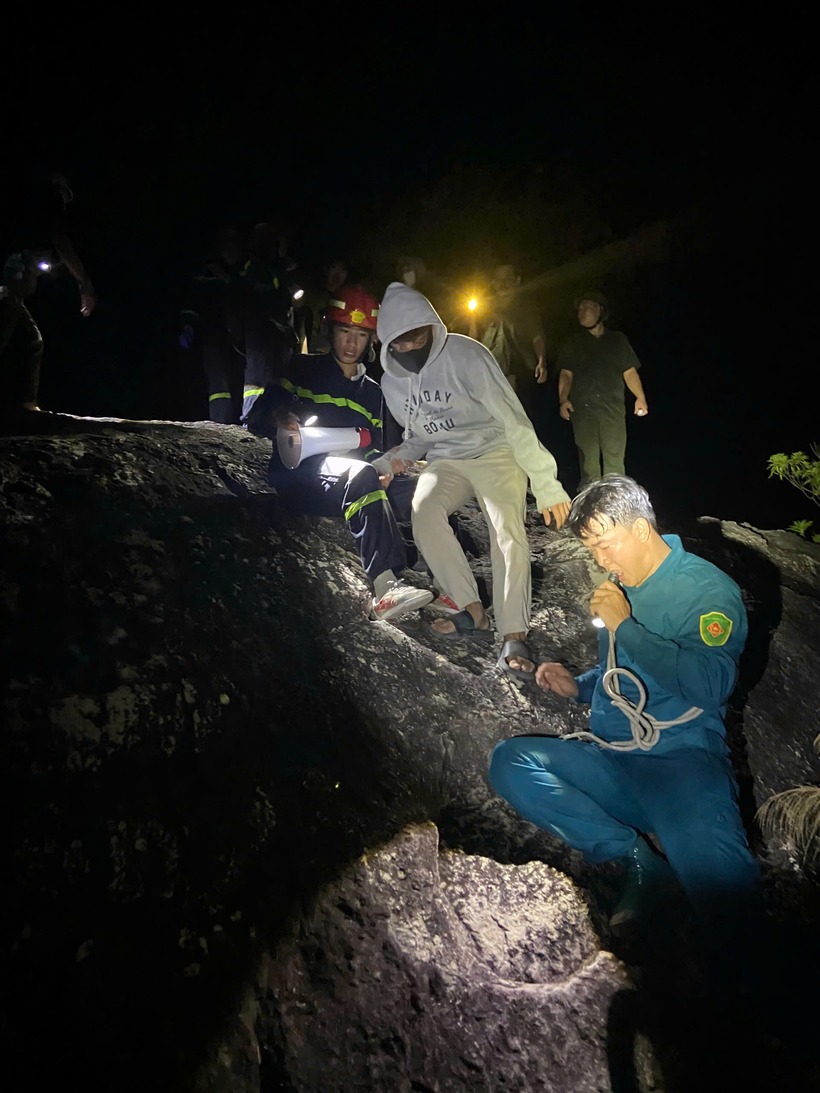 Các lực lượng cứu hộ đưa 3 nạn nhân bị lạc xuống núi. (Ảnh: Báo Khánh Hòa)