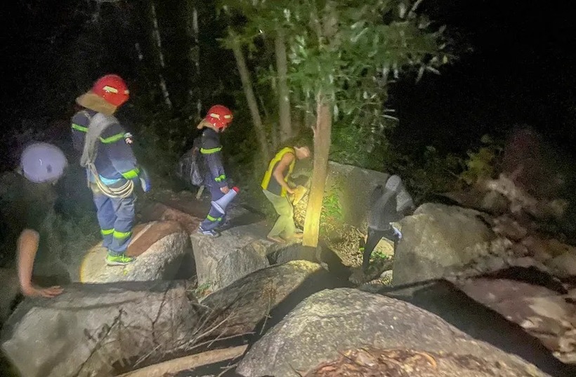 3 thanh niên được đưa xuống núi an toàn. (Ảnh: PLO)