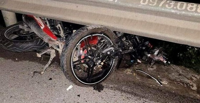 Chiếc xe máy bị nghiền nát. Ảnh: Báo Lao động.