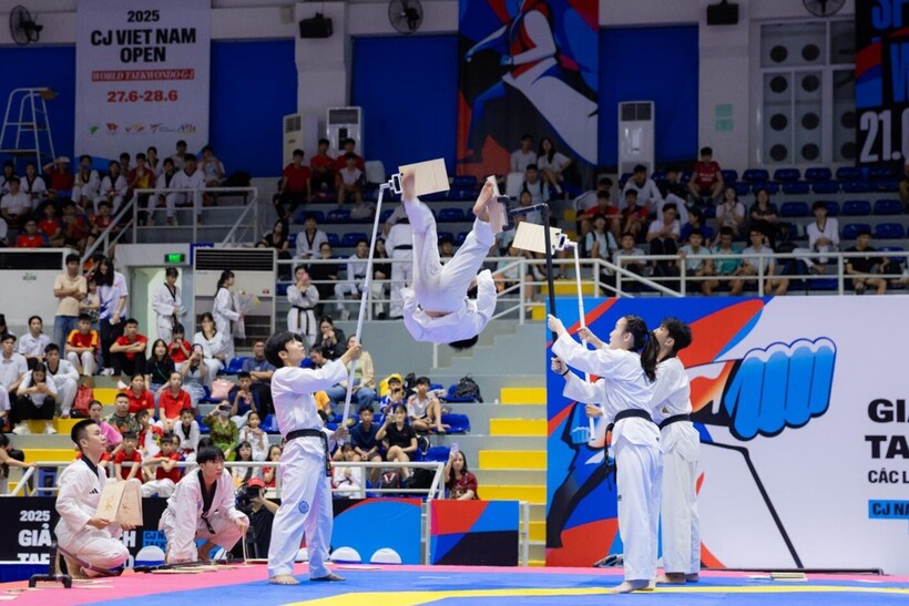 VĐV Taekwondo Việt Nam gây ấn tượng tại Lễ khai mạc hai giải đấu. Ảnh: Đức Minh.
